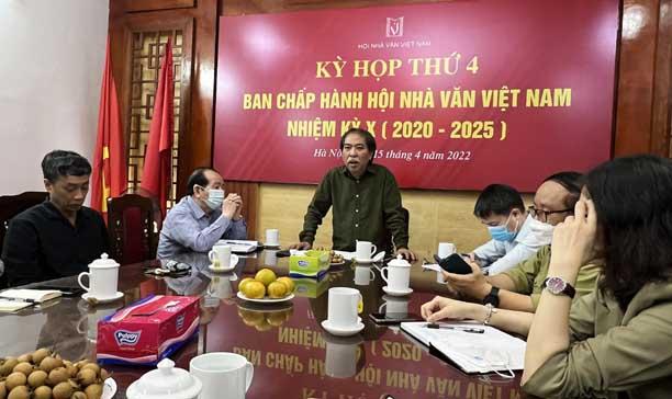Chủ tịch Nguyễn Quang Thiều phát biểu khai mạc kỳ họp lần thứ 4 Ban Chấp hành Hội Nhà văn Việt Nam khóa X nhiệm kỳ 2020-2025. Ảnh: Vanvn