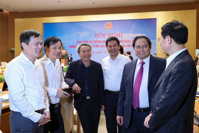 Thủ tướng Phạm Minh Chính trao đổi với các đại biểu. Ảnh VGP/Nhật Bắc