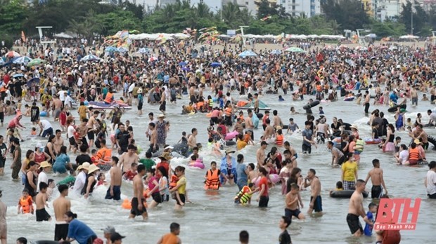 Du khách đông nghìn nghịt ở biển Thanh Hóa trong ngày 30/4. (Nguồn ảnh: baothanhhoa)