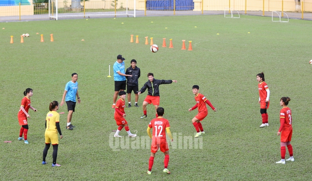 Đội tuyển nữ Việt Nam luyện tập chuẩn bị cho trận chung kết. Ảnh: Báo Quảng Ninh