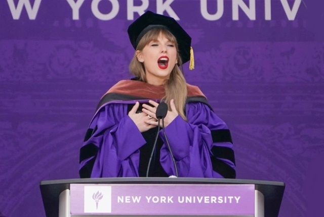 Taylor Swift nhận bằng tiến sĩ danh dự tại Đại học New York. Ảnh: AP