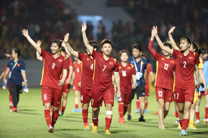 Đội tuyển bóng đá nữ Việt Nam nhận mưa tiền thưởng sau trận thắng trước Thái Lan, bảo vệ ngôi vô địch lần thứ 3 liên tiếp. Ảnh: TTXVN