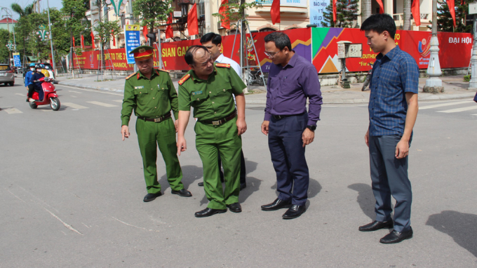 Đồng chí Khuất Việt Hùng và đoàn công tác khảo sát hiện trường vụ tai nạn.