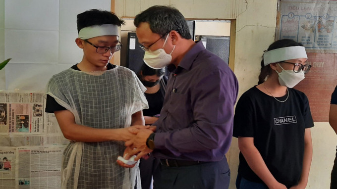 Đồng chí Khuất Việt Hùng thăm hỏi, động viên người thân của các nạn nhân.