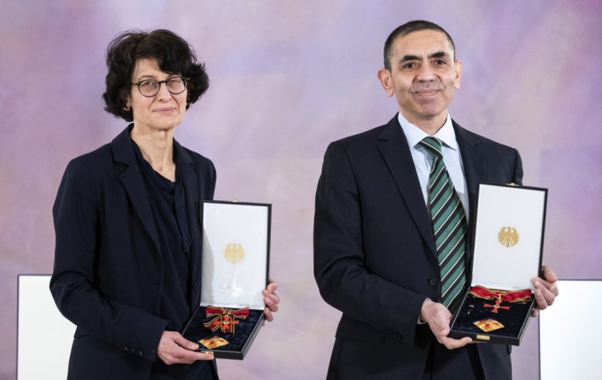 Hai vợ chồng nhà khoa học Ozlem Tureci và Ugur Sahin được nhận Huân chương danh dự của nước Đức. Ảnh: AP.
