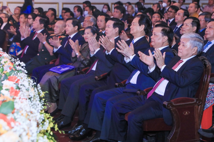 Các lãnh đạo và nguyên lãnh đạo Nhà nước Việt Nam và Campuchia dự lễ kỷ niệm. Ảnh: Như Ý