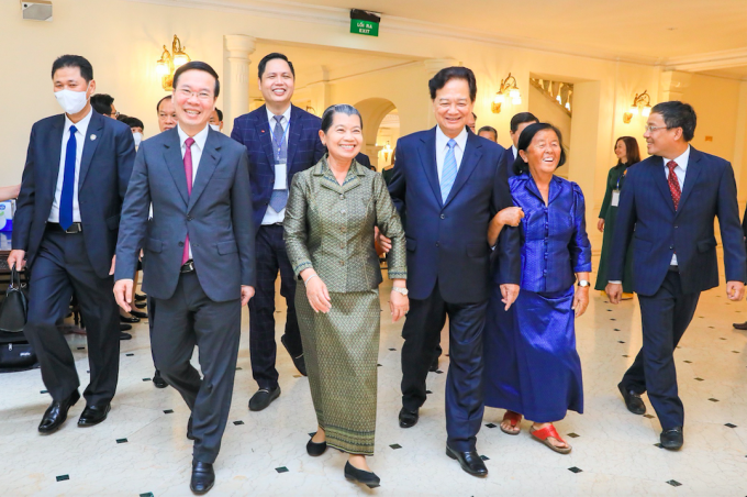 Các lãnh đạo và nguyên lãnh đạo Nhà nước Việt Nam và Campuchia tham dự lễ kỷ niệm. Ảnh: Như Ý