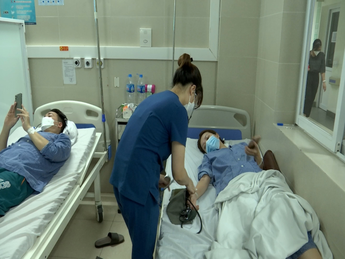 Bệnh nhân mắc cúm A điều trị tại Bệnh viện Thanh Nhàn. Ảnh: Hạnh Nguyên.