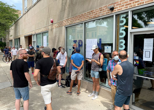 Người dân xếp hàng bên ngoài phòng khám chờ tiêm vắc-xin ngừa đậu mùa khỉ ở Chicago, bang Illinois - Mỹ hôm 25/7 Ảnh: REUTERS.