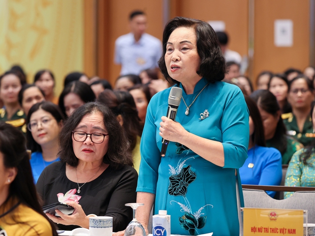GS.TS. Lê Thị Hợp, Chủ tịch Hội Nữ trí thức Việt Nam đặt câu hỏi về giải pháp nhằm thu hút và sử dụng nhà khoa học nữ. Ảnh: VGP