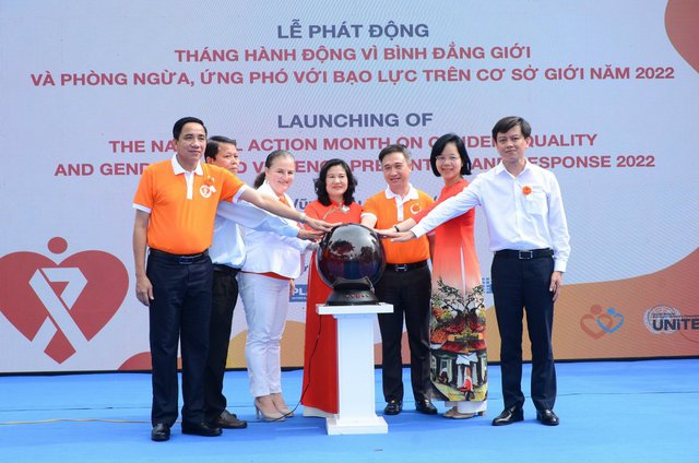 Thứ trưởng Bộ LĐTB&XH Nguyễn Thị Hà (giữa) cùng các đại biểu phát động Tháng hành động vì bình đẳng giới năm 2022 - Ảnh: VGP/T.C