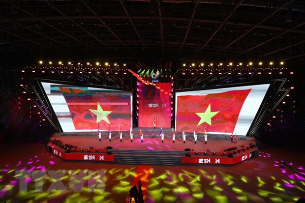 Đội danh dự Quân đội Nhân dân Việt Nam với cờ các nước tham dự tại Lễ Bế mạc SEA Games 31.(Ảnh: TTXVN)
