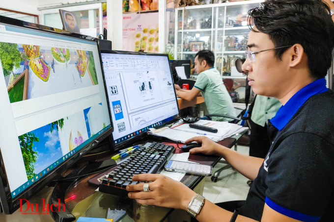 Ông Lê Hoàng, trợ lý hoạ sỹ nghệ nhân Văn Tòng bên bàn thiết kế đồ họa tại xưởng