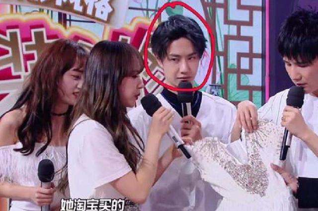 Trong chương trình Street Dance Of China, Vương Nhất Bác còn lộ khoảnh khắc được cho là đang “liếc mắt đưa tình” với bạn gái tin đồn