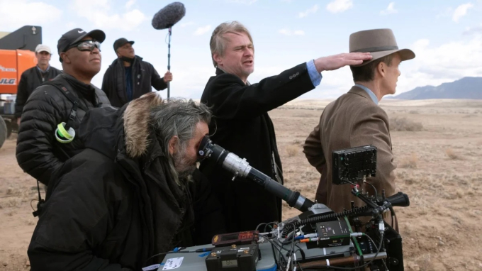 Đạo diễn Christopher Nolan trên phim trường Oppenheimer.