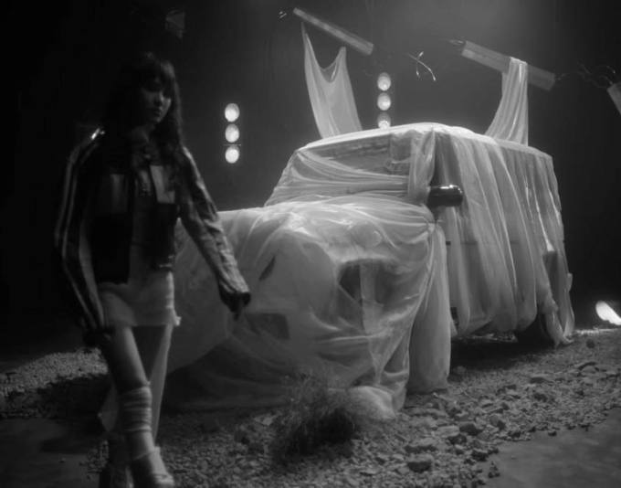 Hình ảnh chiếc xe G63 được trùm lại xuất hiện trong phân cảnh cuối MV mà Hiền Hồ mới cho ra mắt. Ảnh: NVCC