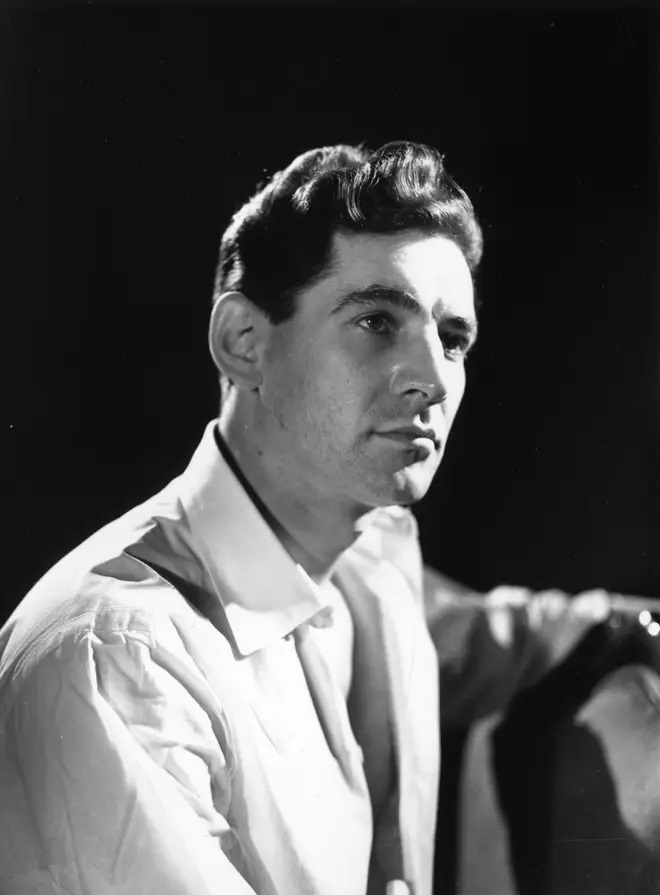 Nhạc trưởng Leonard Bernstein ngoài đời thật.