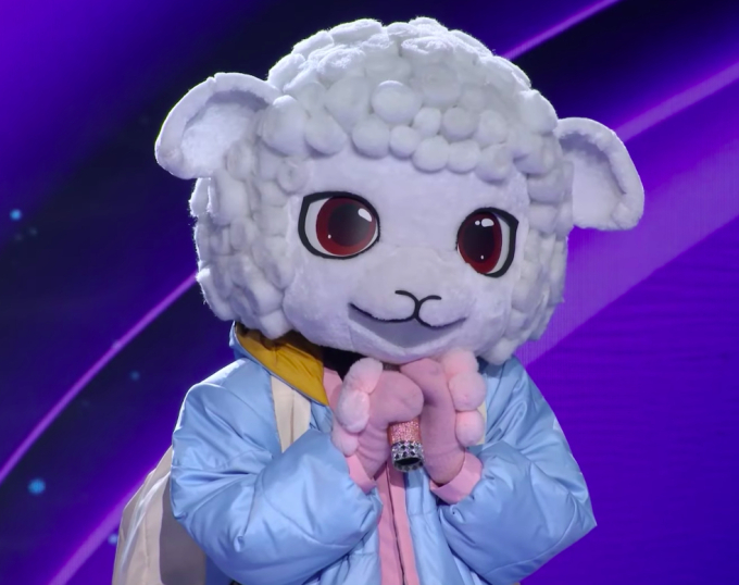 Cừu Bông là một trong những mascot được đánh giá là khá dễ đoán của Ca sĩ mặt nạ mùa 2. Fan chắc nịch đây là Khởi My ngay khi Cừu Bông cất giọng