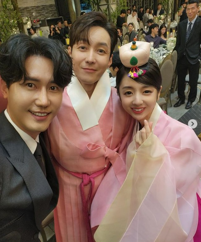 Trong ngày trọng đại, cô dâu Hirai thay tận 2 bộ trang phục. Diện bộ hanbok truyền thống của Hàn Quốc, mỹ nhân Nhật Bản toát lên vẻ đẹp trong sáng, thuần khiết