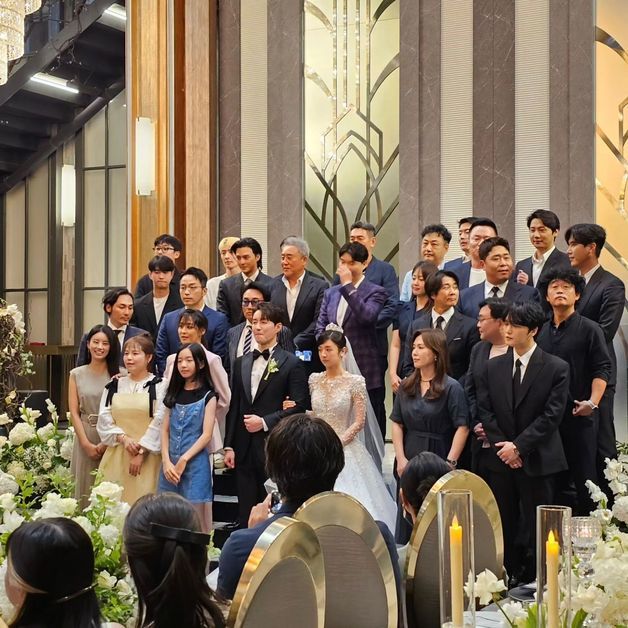 Hôn lễ quy tụ nhiều ngôi sao nổi tiếng của làng giải trí xứ kim chi như Jaejoong, vợ chồng Choi Soo Jong - Ha Hae Ra, Lee Seung Chul, Lee Sang Woo, Han Go Eun, Jun Hyun Moo…