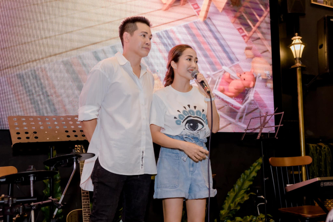 Ốc Thanh Vân nghẹn ngào khi Phùng Ngọc Huy hát lại ca khúc từng tặng con gái trong dịp sinh nhật 9 năm trước 