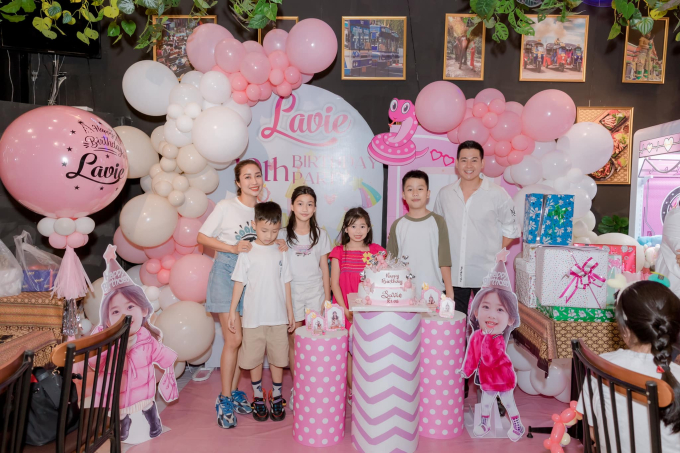 Con gái của Phùng Ngọc Huy diện váy hồng điệu đà trong tiệc sinh nhật 10 tuổi 