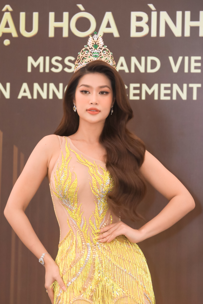 Hoa hậu Hòa bình Việt Nam 2022 Đoàn Thiên Ân diện váy dạ hội ôm sát, tự tin khoe đường cong cơ thể