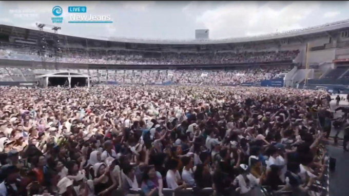 Concert diễn ra lúc 12h trưa, là thời điểm nóng nhất trong ngày nhưng khán đài vẫn chật kín