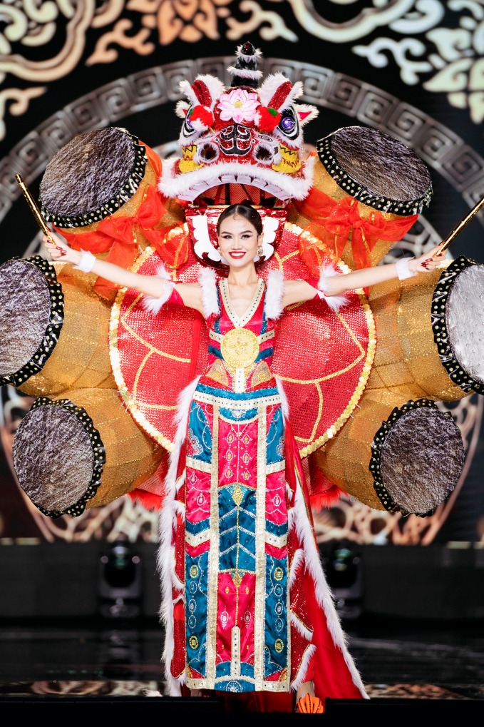   Trống lân ngày hội của NTK Cù Hoàng Long lại thể hiện không khí tươi vui trong lễ hội văn hóa truyền thống Việt Nam, ước vọng cuộc sống thanh bình và hạnh phúc  