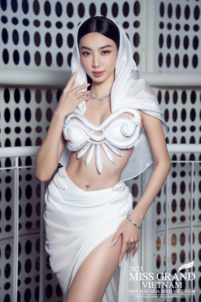 Diện váy cắt xẻ táo bạo, Hoa hậu Thuỳ Tiên bất ngờ để lộ vòng 2 kém thon gọn? 