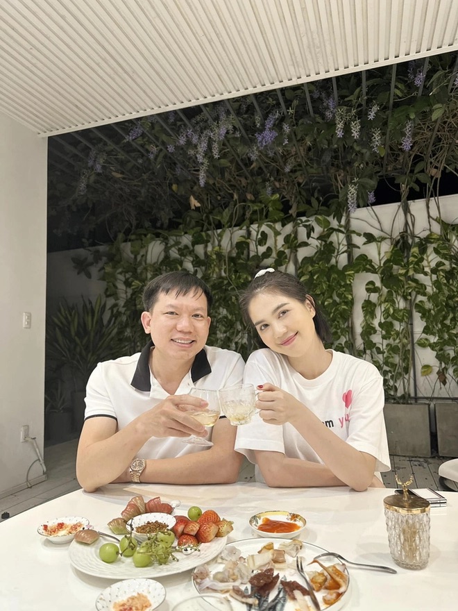 Ngọc Trinh và bác sĩ Cao Hữu Thịnh đăng tải hình ảnh thân thiết sau tin đồn hẹn hò