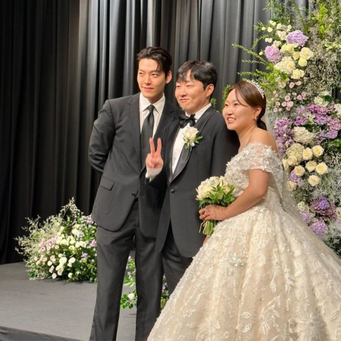 Về phần Kim Woo Bin, anh tranh thủ chụp hình lưu niệm với cô dâu chú rể. Được biết, tài tử sinh năm 1989 cũng quen biết chú rể (quản lý Shin Min Ah) do cùng thuộc 1 công ty với bạn gái