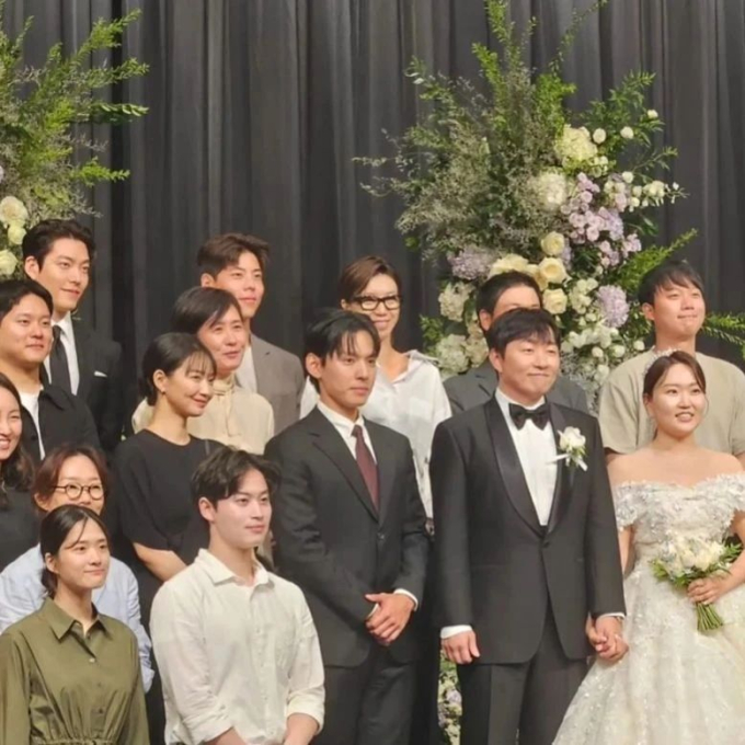 Trong hôn lễ vừa qua, bên cạnh Shin Min Ah - Kim Woo Bin, ekip bộ phim gây sốt 1 thời Hometown Cha-Cha-Cha cũng tới chung vui do cô dâu là trợ lý đạo diễn của tác phẩm này