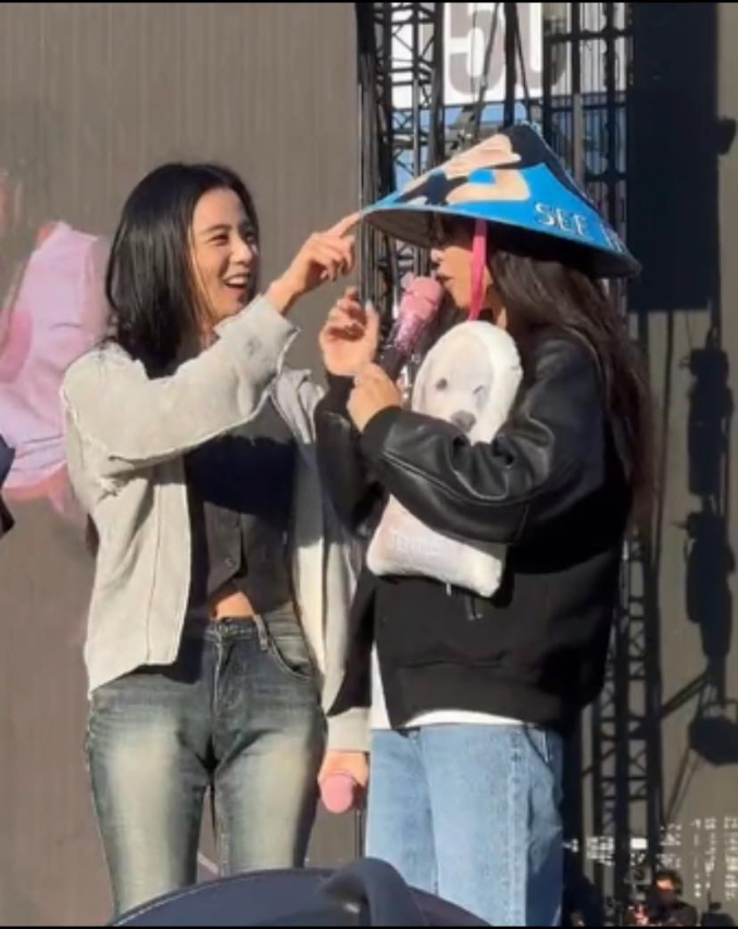 Jisoo cũng vô cùng thích thú với chiếc nón lá fan Việt tặng Jennie 