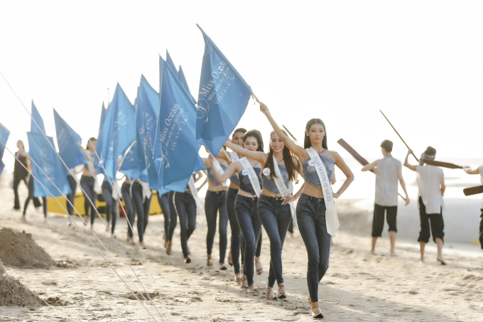 Các thí sinh Hoa hậu Đại dương Việt Nam 2023 phải trình diễn dưới trời nắng nóng 