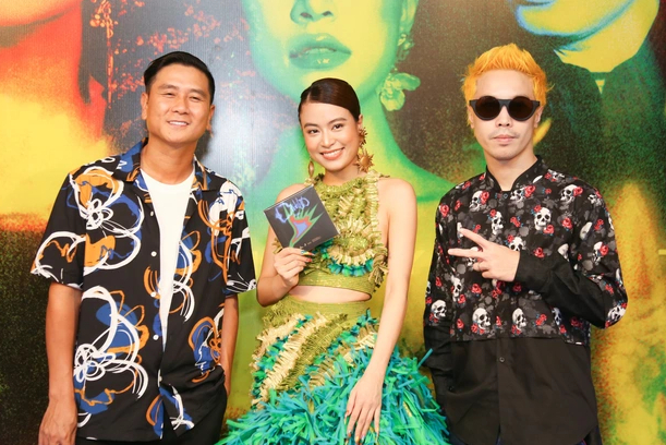 Hồ Hoài Anh, Hoàng Thùy Linh và TripleD 1 năm trước trong họp báo ra mắt MV Đánh Đố.