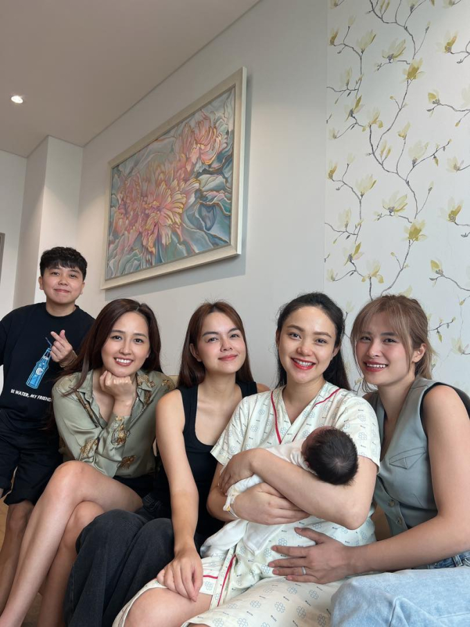 Hội bạn thân gồm Hoa hậu Mai Phương Thúy, ca sĩ Phạm Quỳnh Anh và ca sĩ Đông Nhi sớm có mặt để chúc mừng Minh Hằng. Ảnh: FBNV