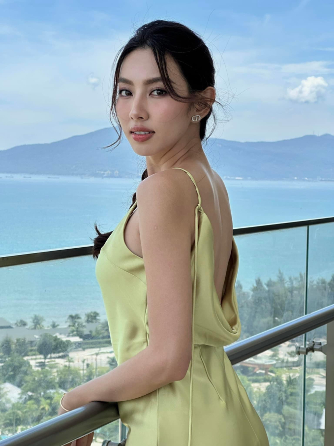 Hoa hậu Thuỳ Tiên thường không trang điểm cầu kỳ trong những hoạt động thường ngày. Ảnh: FBNV