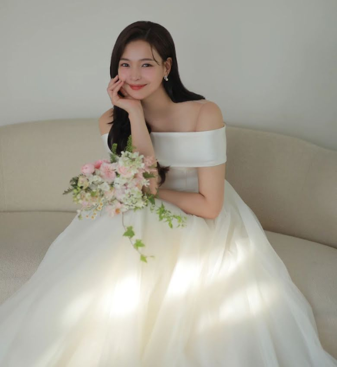 Và trong ngày 28/8, chỉ có 1 nữ nghệ sĩ tên Na Ha Na tuyên bố chuyển bị làm đám cưới