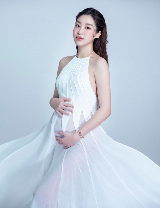 Hoa hậu Đỗ Mỹ Linh xinh đẹp rạng ngời trong loạt ảnh công bố đã lên chức mẹ bỉm 