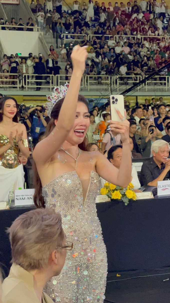 Thanh Thanh Huyền khóc nức nở khi người chị em thân thiết đăng quang Hoa hậu 
