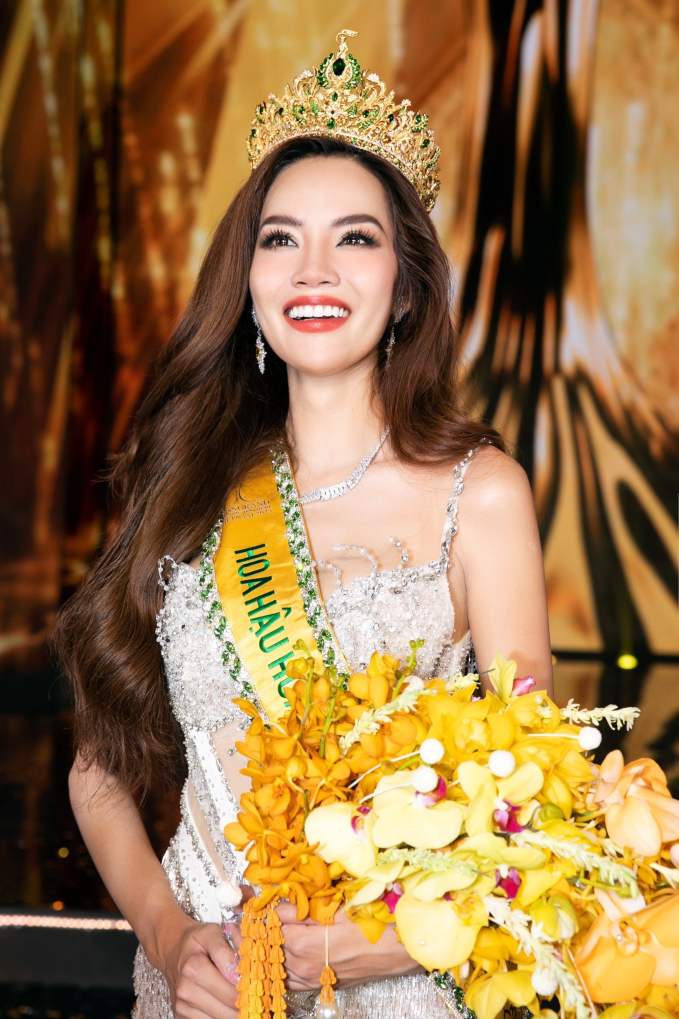 Lê Hoàng Phương sau khi đăng quang Miss Grand Vietnam 2023.