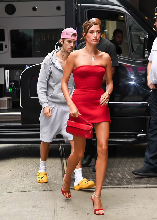 Khác với vẻ ngoài lộng lẫy của vợ, Justin Bieber chỉ diện hoodie, quần đùi xám đơn giản và có phần xuề xòa. Nét đối lập của cặp đôi nhanh chóng trở thành chủ đề bàn tán trên mạng xã hội