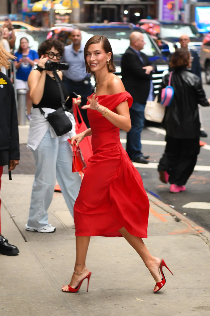 Hailey Baldwin tiếp tục khoe sắc vóc vạn người mê trong 1 bộ váy đỏ khác...
