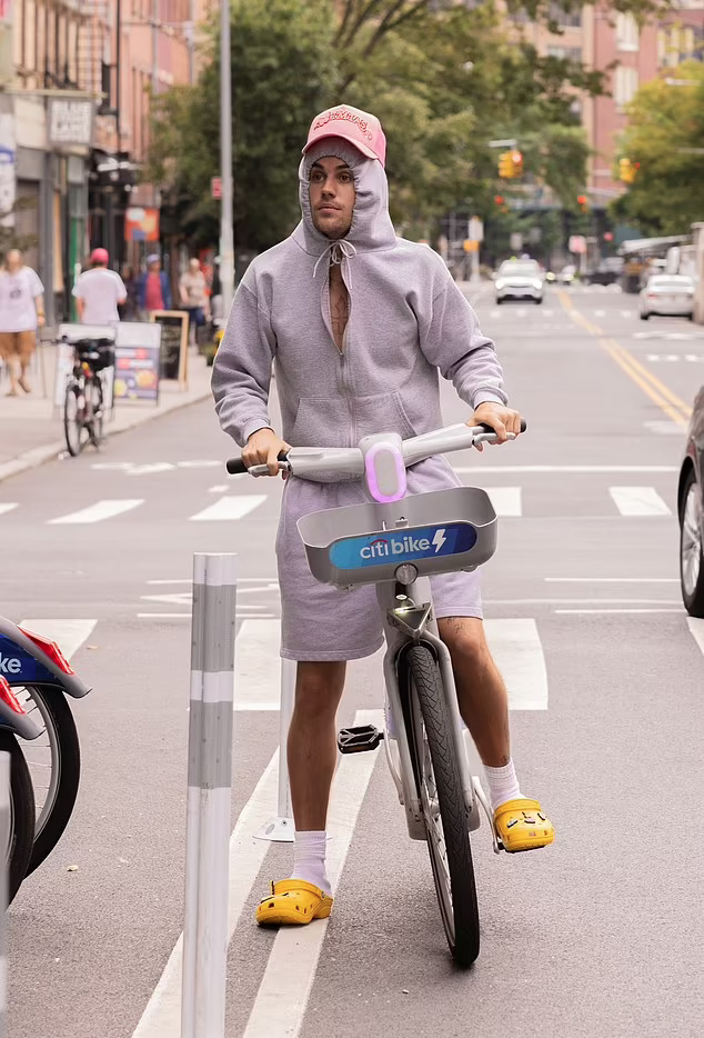 Trong lúc chờ Hailey Baldwin dự sự kiện, Justin Bieber đạp xe vòng quanh. Nam ca sĩ đang trong thời gian nghỉ lưu diễn và thường xuất hiện với vẻ ngoài đơn giản