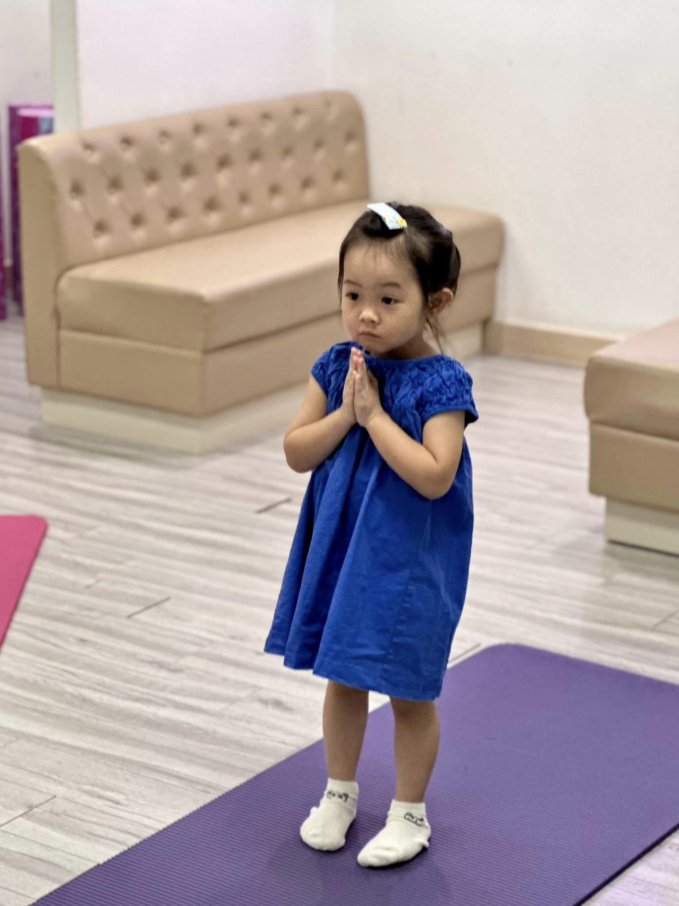 Khoảnh khắc siêu cưng của ái nữ nhà Cường Đô La tập tành yoga, nhìn biểu cảm nghiêm túc mà netizen bật cười