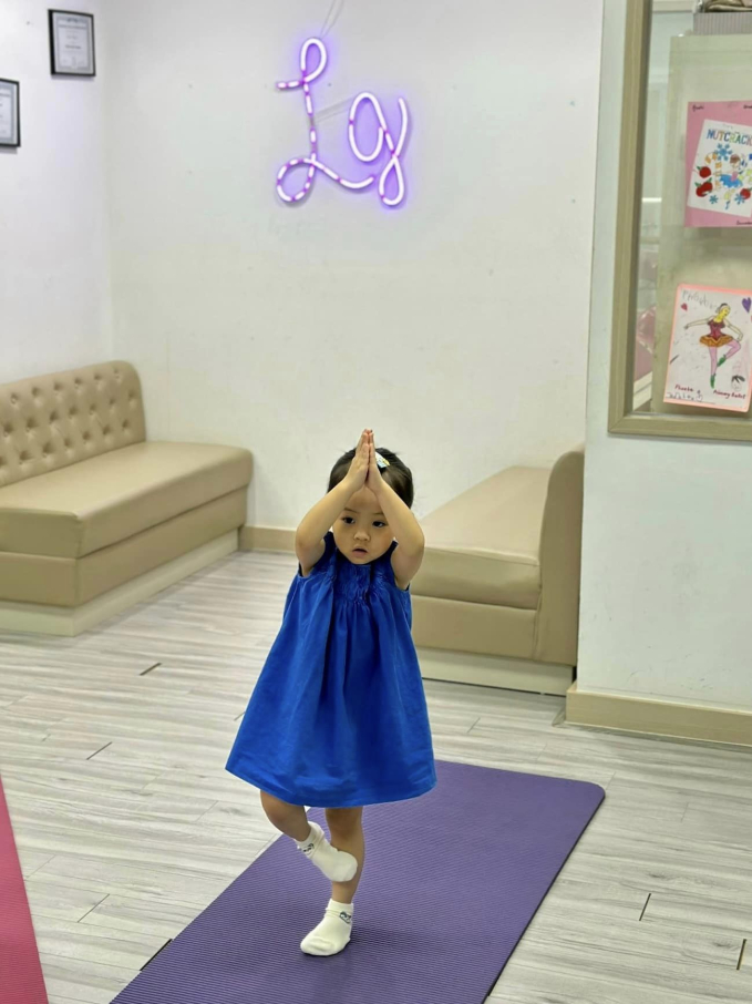 Con gái Cường Đô La trổ tài tập yoga cực đáng yêu