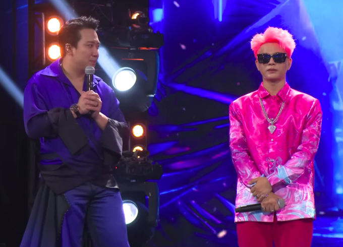 Quang Anh Rhyder diện cả cây hồng lên sân khấu Chung kết Rap Việt