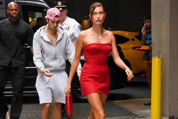 Justin Bieber bị nhận xét ăn mặc luộm thuộm khi đi dự sự kiện cùng vợ.