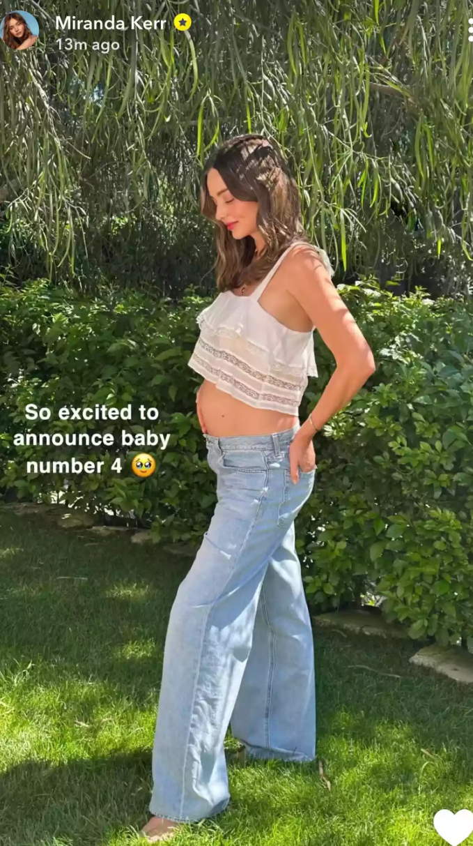 Qua ứng dụng Snapchat, Miranda Kerr đăng tải lên hình ảnh diện crop top để lộ bụng bầu rõ ràng kèm dòng chú thích: “Thật phấn khích khi được thông báo tin tức về em bé thứ 4”